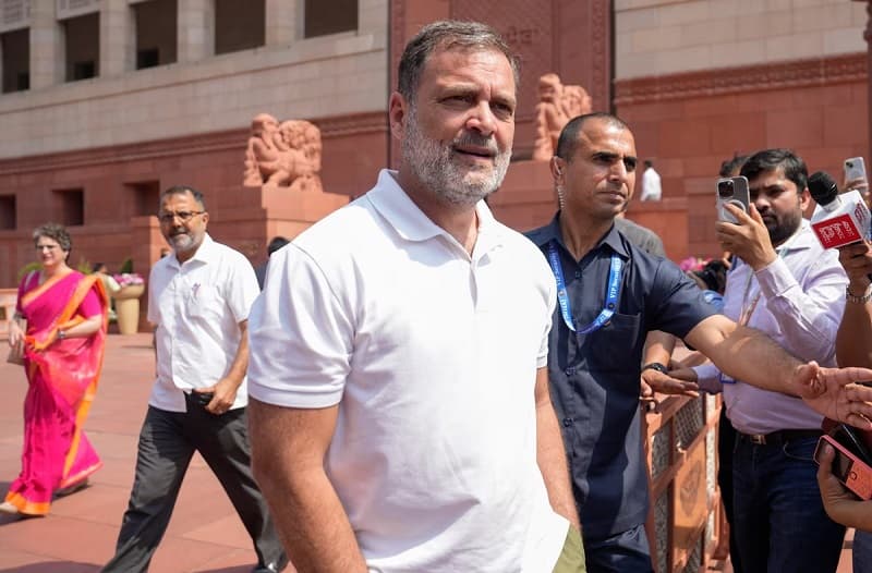 T-shirt in Parliament... Rijiju questions Rahul Gandhi's attire | संसद में टी-शर्ट... रिजिजू ने राहुल गांधी के कपड़ों पर उठाए सवाल, बोले