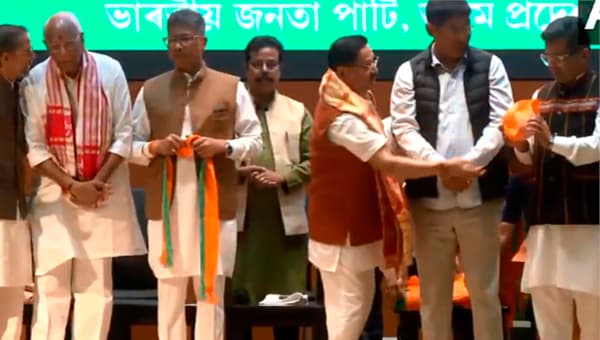तीन निलंबित विधायकों को पार्टी में शामिल कर BJP ने दिया कांग्रेस का झटका...