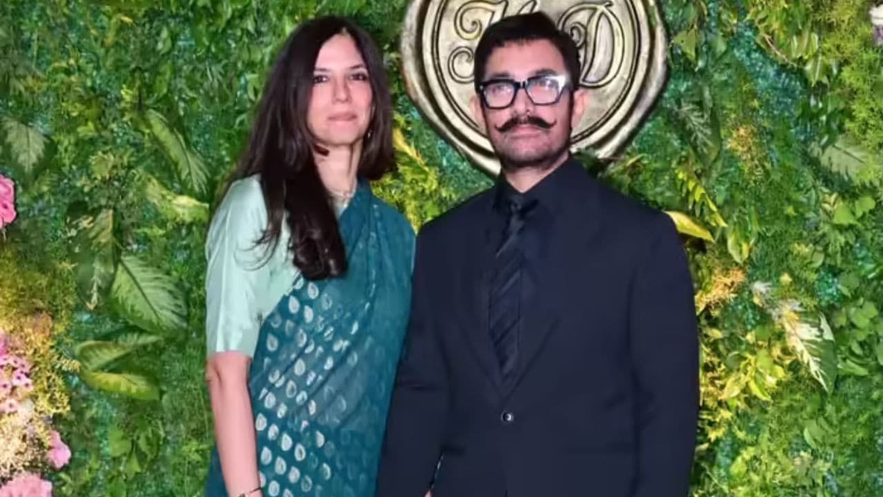60 की उम्र में आमिर खान का 'ब्लैक स्वैग', तो ग्रीन साड़ी में बला की खूबसूरत लगीं पार्टनर गौरी; रिसेप्शन में छा गई यह जोड़ी! | Aamir Khan and Girlfriend Gauri Steal the Spotlight at a Star-Studded Reception