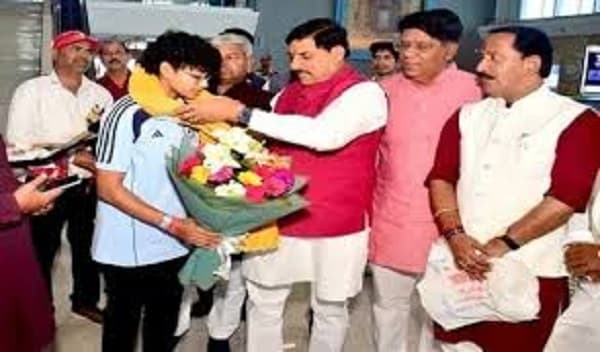 Chief Minister Dr. Mohan Yadav congratulated Anushka Sharma on her selection in the Indian women's cricket team.