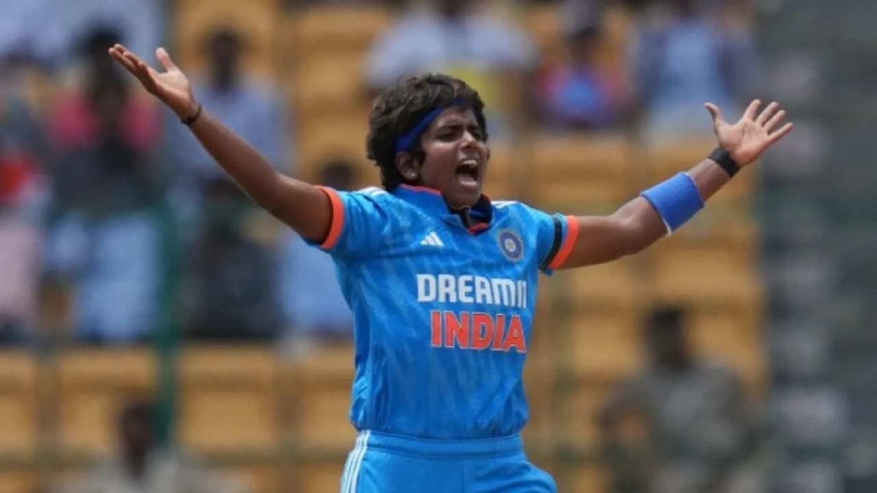 ICC ने किया 'प्लेयर ऑफ द मंथ' अवॉर्ड्स का ऐलान, भारतीय गेंदबाज को मिला सम्मान; पाकिस्तान के इस क्रिकेटर ने भी मारी बाजी | Arundhati Reddy and Sahibzada Farhan Named ICC Players of the Month award
