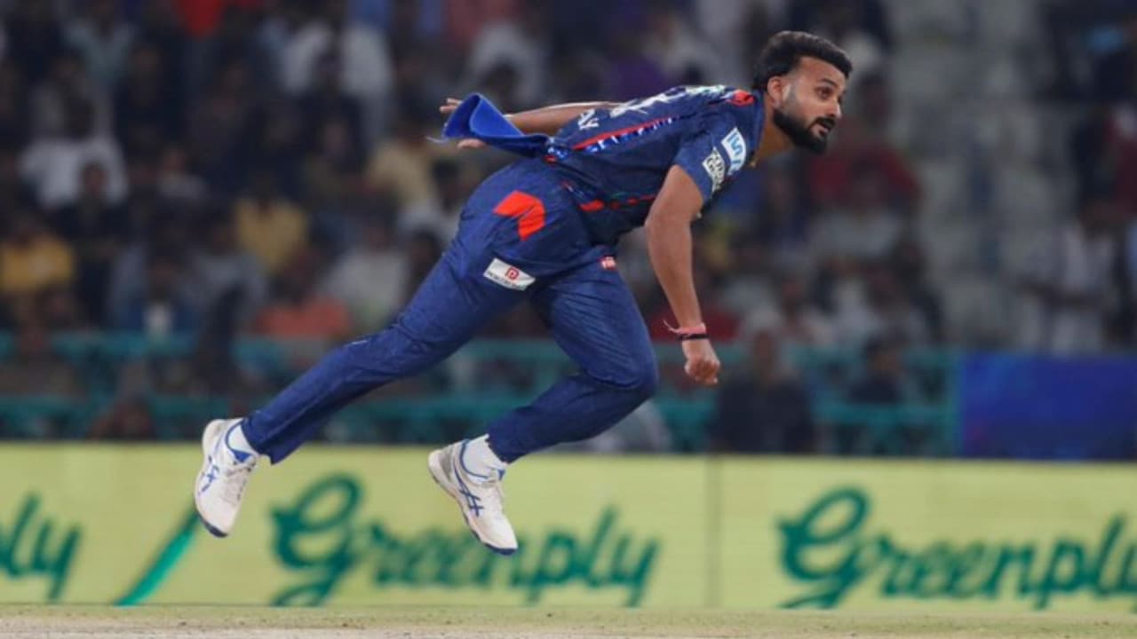IPL 2026: टूर्नामेंट पर चोटों का साया, KKR को लगा डबल झटका; हर्षिण राणा के बाद ये स्टार गेंदबाज हुआ बाहर | Kolkata Knight Riders Fast Bowler Akash Deep Ruled Out of IPL 2026