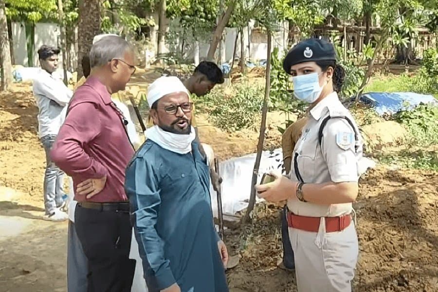 रिश्तों का अंत: गोद ली बेटी ने प्रेमी के साथ मिलकर मां की हत्या की; कब्र से शव निकाला गया