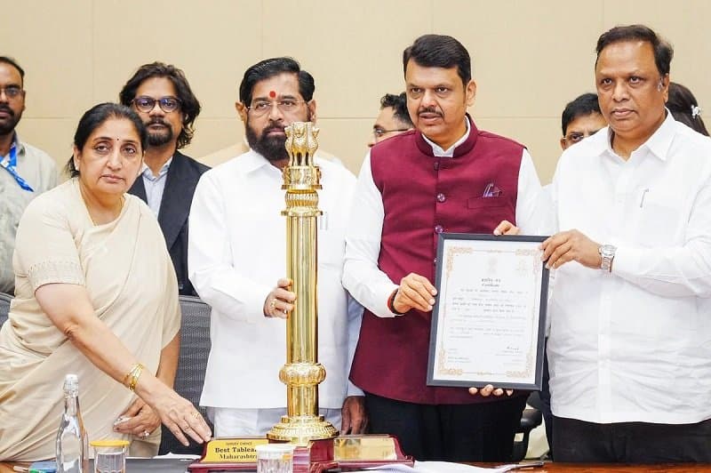 Maharashtra: Officials will not stand in front of tainted MPs and MLAs... Changes in protocol rules