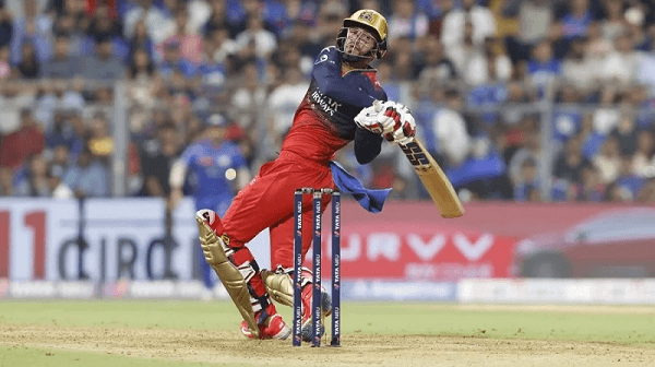 बेंगलुरु ने शानदार बल्लेबाजी और अनुशासित गेंदबाजी के दम पर मुंबई को हराया।