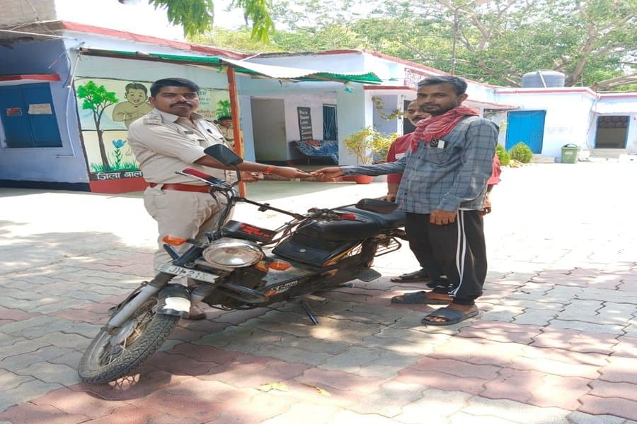 मिहिजाम रेलवे फाटक पर घिसी चाबी और ढीले लॉक से मोपेड का हुआ भ्रम, पुलिस ने किया अदला-बदली।
