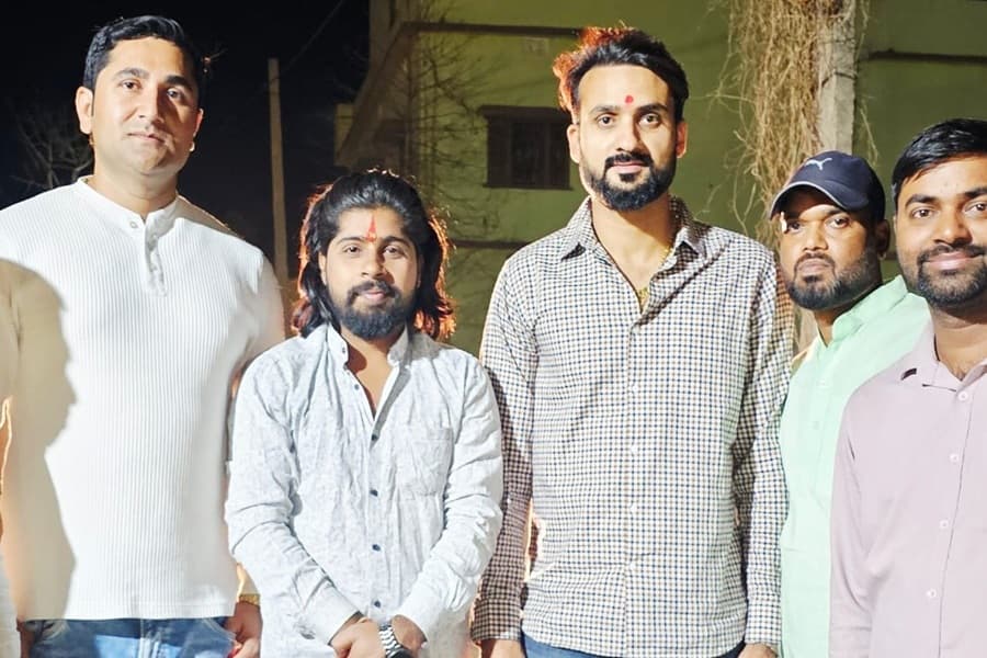 अचानक गढ़वा पहुंचे भारतीय क्रिकेटर आकाशदीप, सेल्फी लेने की होड़ मची