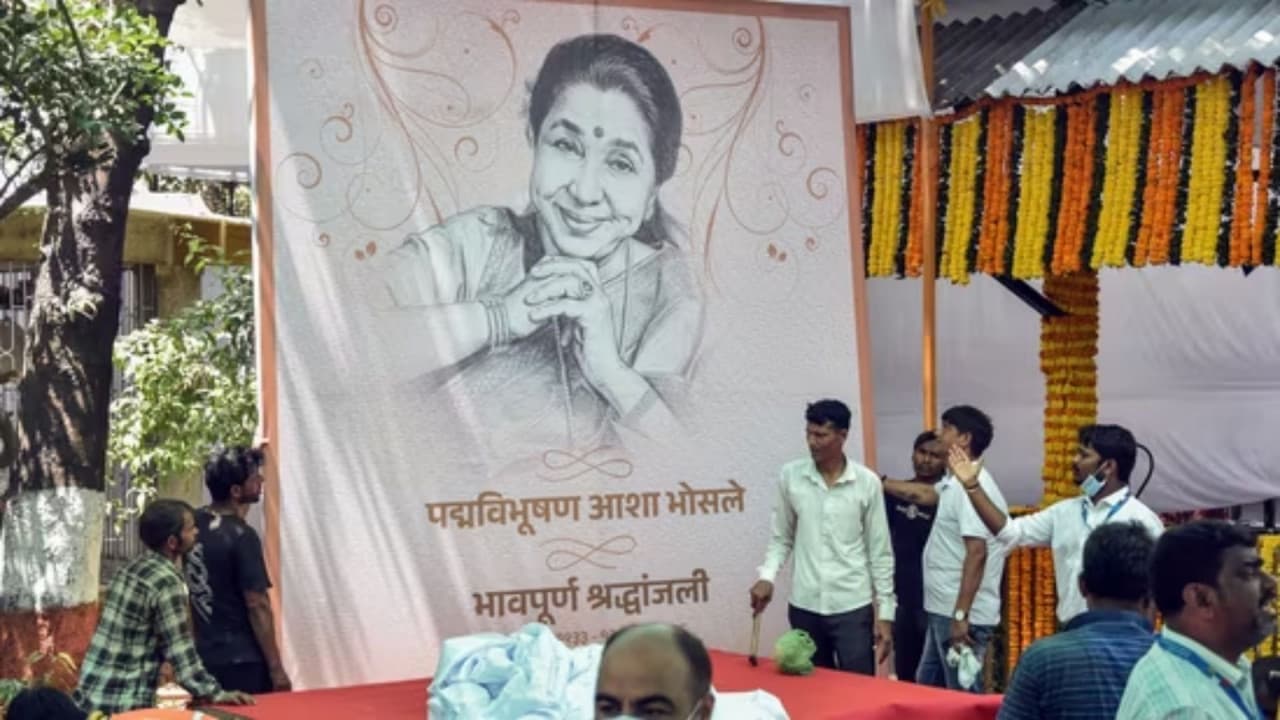 आशा भोसले की श्रद्धांजलि ऑन एयर करने पर भड़का पाकिस्तान, टॉप टीवी चैनलों को जारी किया नोटिस | Pakistan issues notice to top TV channels for airing Asha Bhosle tribute
