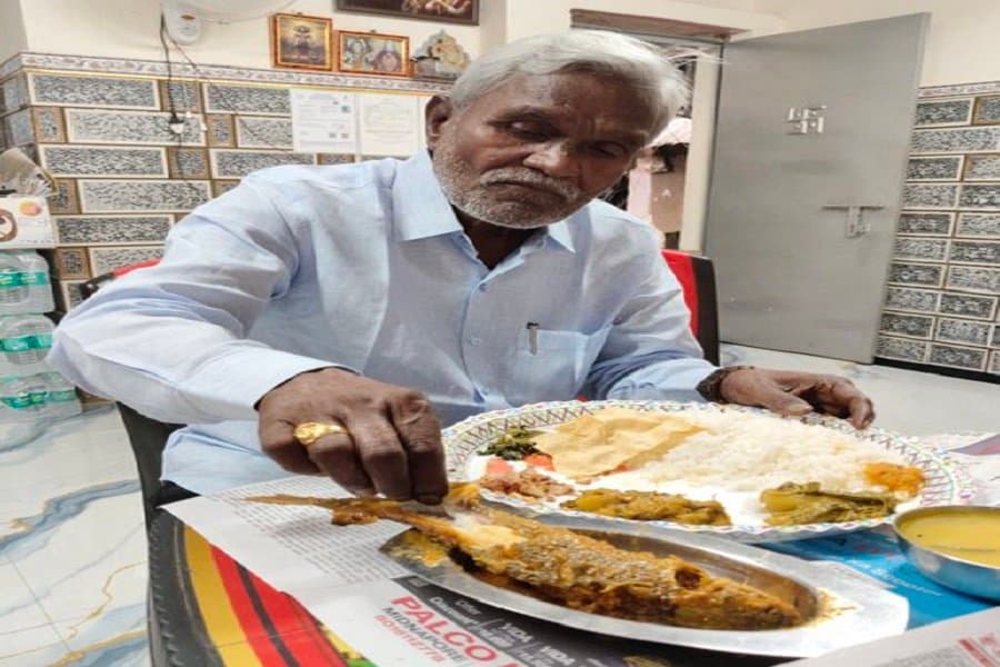 झालमुड़ी से माछ-भात तक: बंगाल चुनाव में खाद्य राजनीति का बढ़ा ताप, चंपाई सोरेन की तस्वीरें वायरल