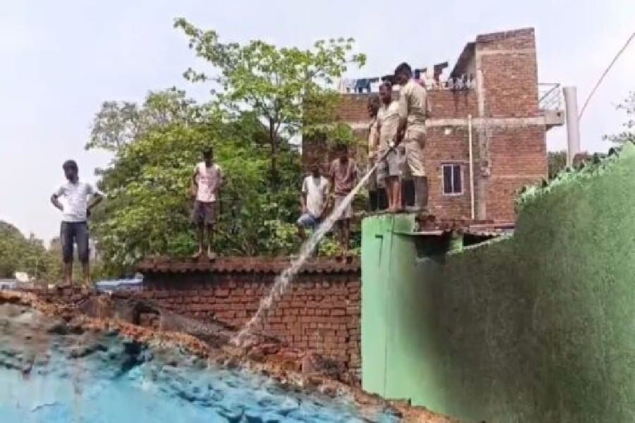 शराब के नशे में युवक ने घर में आग लगाई, बस्तीवासियों ने बचाई स्थिति