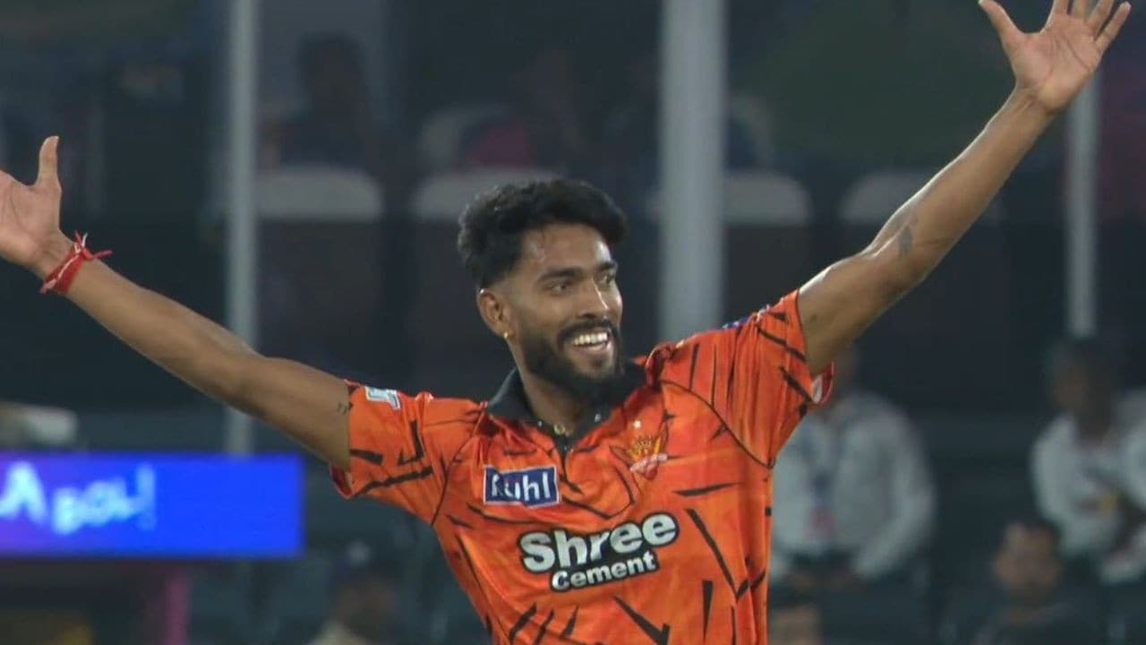 IPL 2026: प्रफुल हिंगे का ऐतिहासिक डेब्यू, पहले ही ओवर में 3 विकेट लेकर RR को किया तहस-नहस | Praful Hinge Vidarbha bowler three wickets in debut IPL over Vaibhav Sooryavanshi RR VS SRH