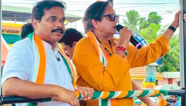 शशि थरूर के काफिले पर हमला, गनमैन को पीटा, बीच सड़क पर घेरी गाड़ी