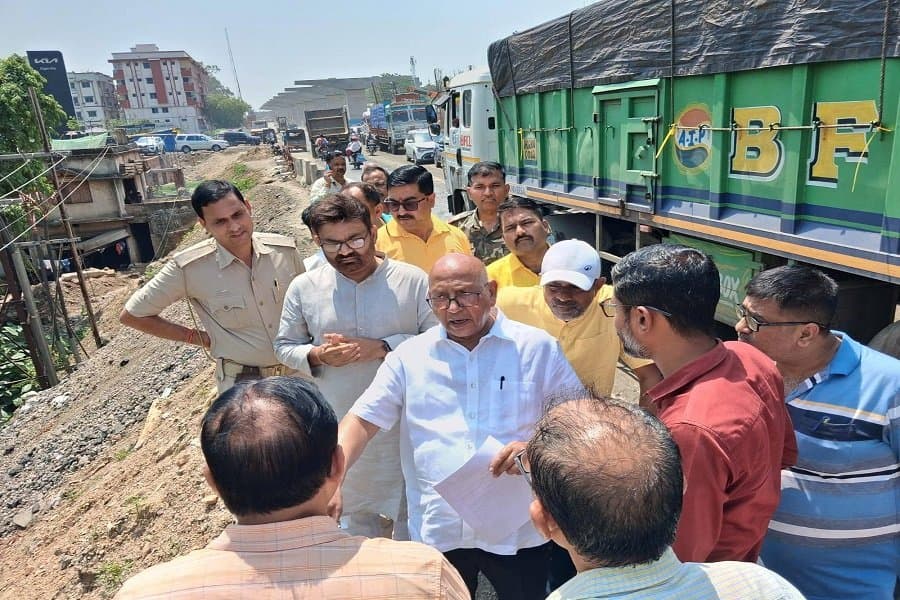 6 साल बाद नई उम्मीद: सरयू राय ने डिमना चौक से डिमना नाला का किया विस्तृत दौरा