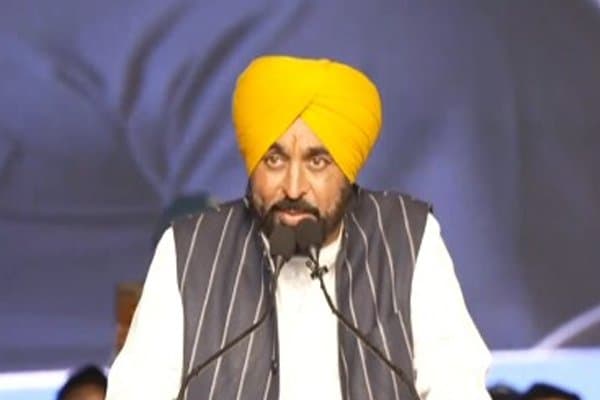 CM भगवंत मान ने BJP पर कसा तंज, कहा-मोदी क्या हैं, औरंगजेब भी पंजाब को नहीं झुका पाया, जानें...