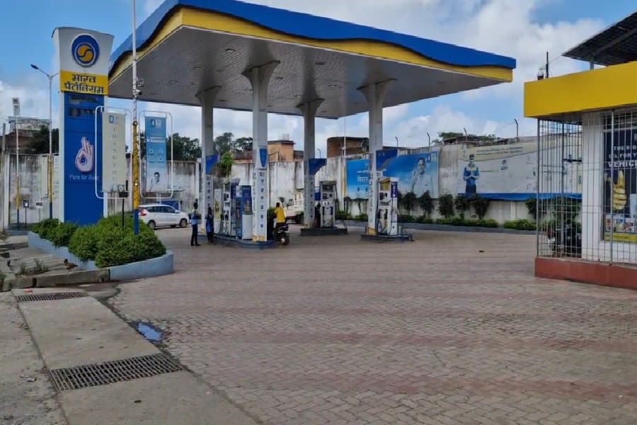 hzb_petrol_pump_loot.jpg