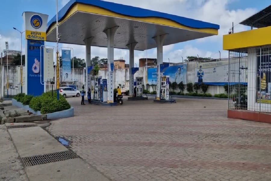 hzb_petrol_pump_loot.jpg