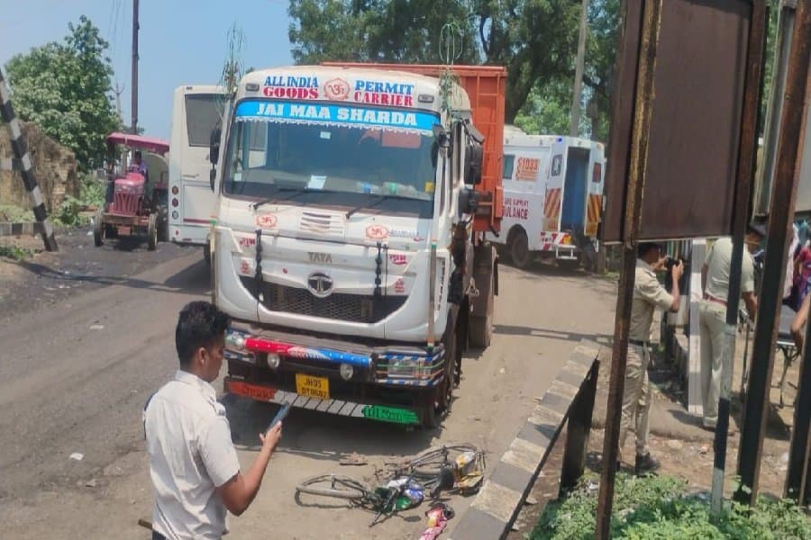 सरायकेला: NH-32 पर ट्रेलर की टक्कर से साइकिल सवार घायल, स्थिति गंभीर