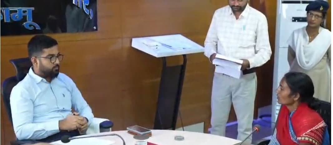 डेढ़ साल के बच्चे को अनाथालय भेजने पर मजबूर मां को पलामू DC ने दी आर्थिक मदद