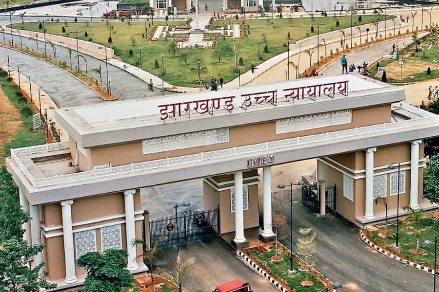 चतरा में करोड़ों की जमीन के फर्जीवाड़े में CO सहित 10 पर FIR, रिकॉर्ड में हेरफेर का आरोप