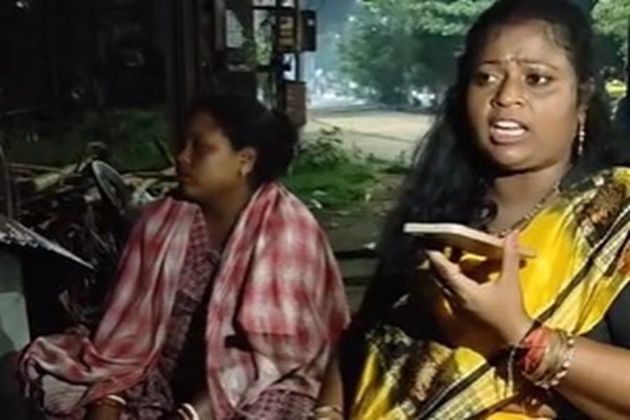 रांची में निगम का बुलडोजर चला, मेयर रौशनी खलखो ने बेघर महिला से की मुलाकात