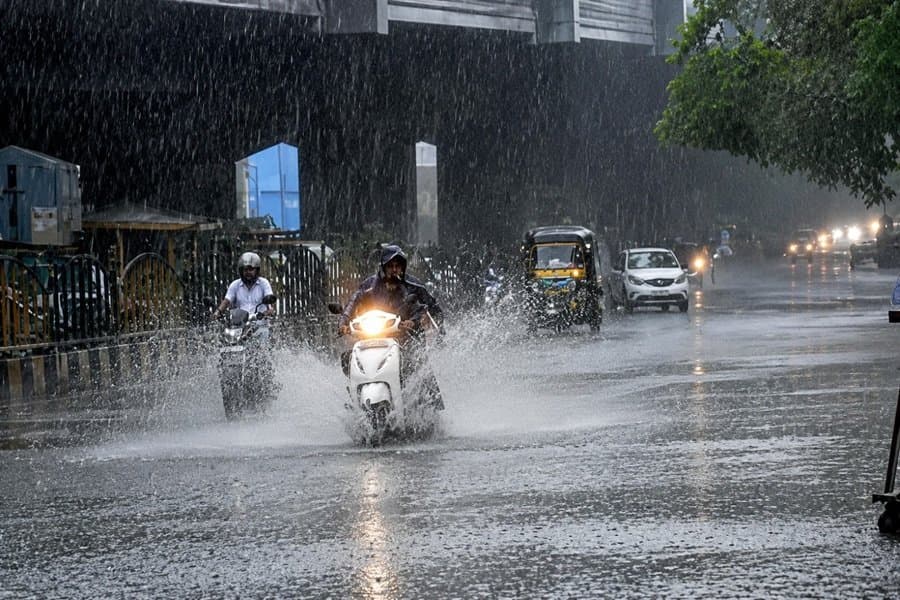 झारखंड में मानसून की तीव्रता बढ़ी, 11 जुलाई तक येलो अलर्ट; भारी बारिश की चेतावनी जारी।