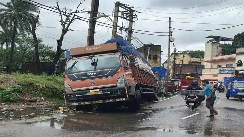 खुली नाली में घुसा ट्रक का पहिया, रातभर फंसा रहा, ड्राइवर और खलासी परेशान