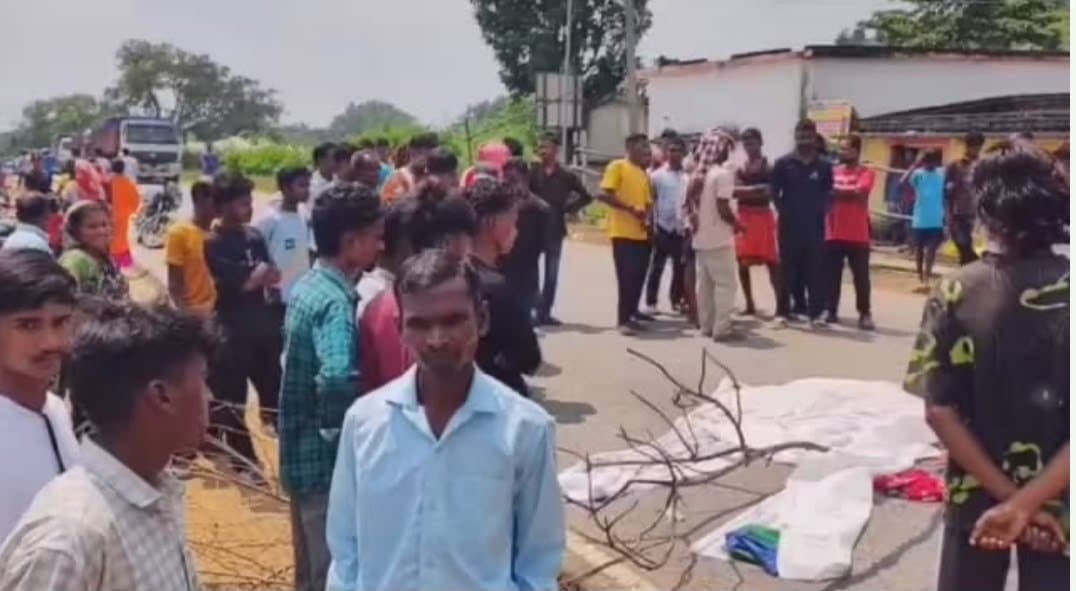 सोनाहातू के पास हाइवा-बाइक टक्कर में पति-पत्नी की मौ’त