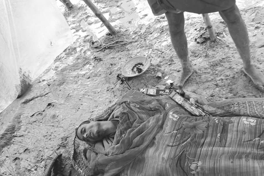 कीचड़ में फिसलकर बिजली के तार की चपेट में आया युवक, मौत