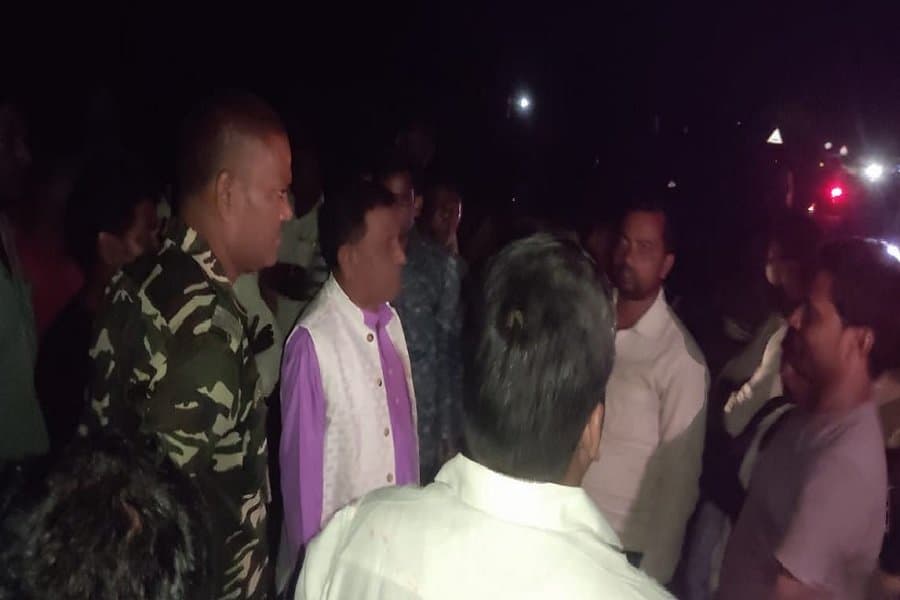 सड़क हादसे में पिता-पुत्र की मौत, आक्रोशित ग्रामीणों ने ठप किया आवागमन