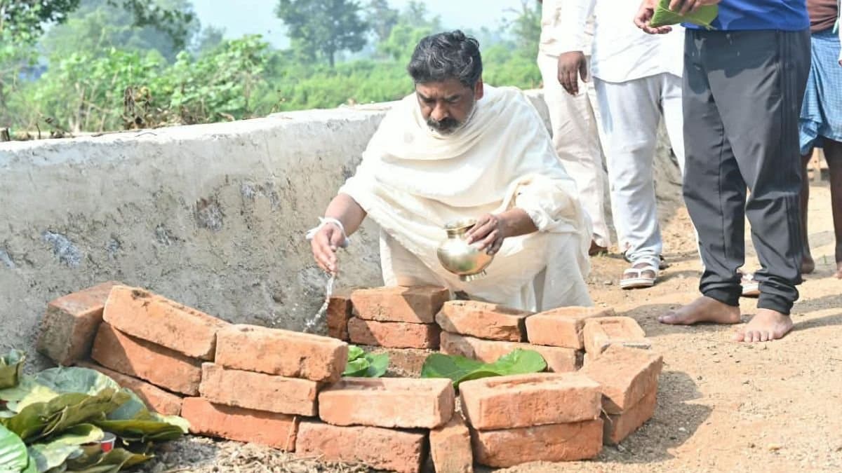 मां की स्मृति में हेमंत सोरेन ने निभाईं सातवें दिन की रस्में