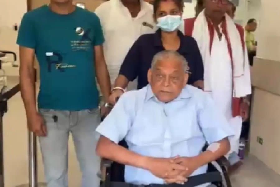अस्पताल से डिस्चार्ज हुए JDU उम्मीदवार नीरज कुमार, अनंत सिंह के ‘नाटक’ वाले बयान पर चर्चा तेज