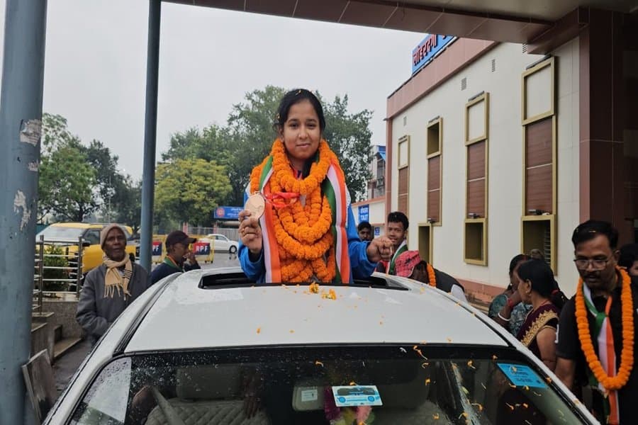 एशियन पैरा गेम्स में पदक जीतकर लौटीं संजना का लोहरदगा में हुआ भव्य स्वागत, पैरालंपिक है अगला लक्ष्य