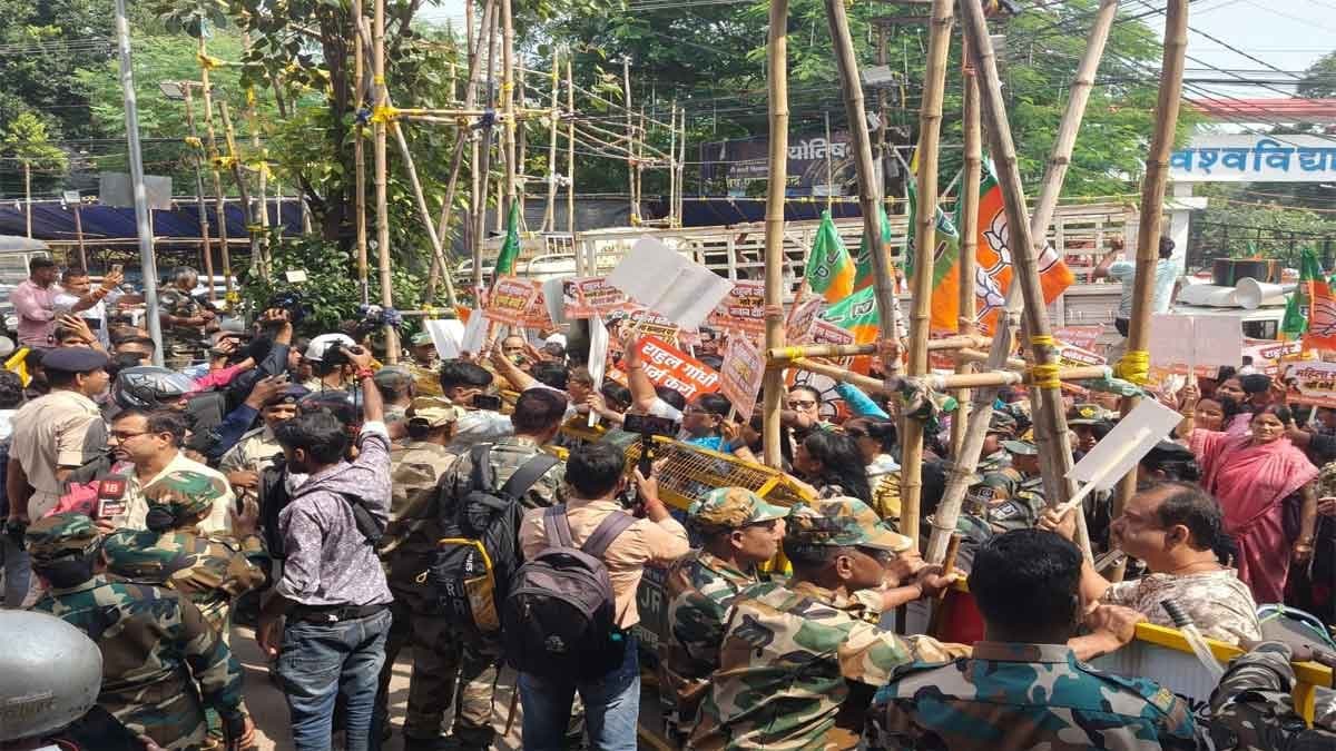 जेएनयू प्रोफेसर पर कार्रवाई की मांग को लेकर भाजपा महिला मोर्चा का प्रदर्शन, कांग्रेस से मांगा जवाब