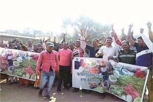 दुकान हटाने के विरोध में शहर के फुटपाथ विक्रेताओं ने निकाली रैली