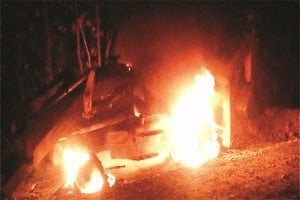 सड़क बनाने वाली कंपनी के साईट पर नक्सली हमला, वाहनों को फूंका