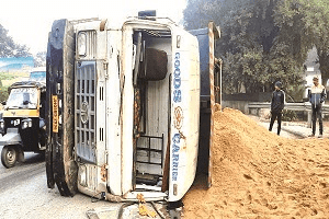 गोलचक्कर में मुड़ने के दौरान बालू लदा हाइवा सड़क पर पलटा