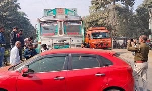 साकची में ट्रक ने कार को मारी टक्कर, घसीटकर ले गया 500 मीटर तक