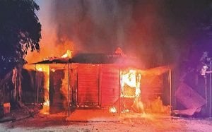 बारातियों के पटाखा से सड़क किनारे स्थित झोमड़ीनुमा दुकानों में लगी आग