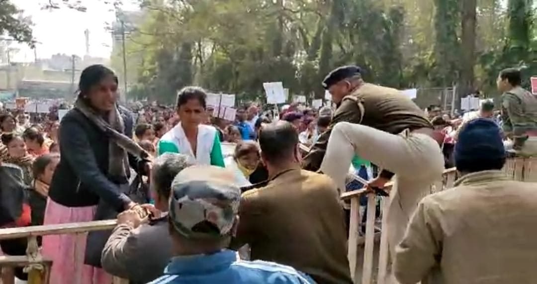 स्वास्थ्य विभाग के अनुबंध कर्मियों का जोरदार विरोध प्रदर्शन