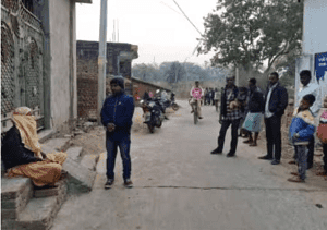 प्रेमी की बेवफाई पर प्रेमिका ने प्रेमी के घर के सामने बैठी धरने पर