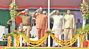 सीएम ने दुमका में किया ध्वजारोहण, बोलेवादा पूरा कर रही है सरकार