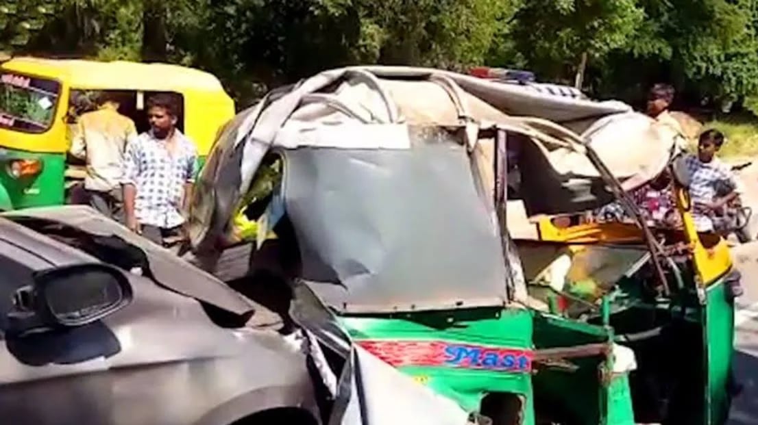 कार और ऑटो रिक्शा की जोरदार टक्कर एक ही परिवार के 5 लोगों की हुई मौत
