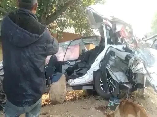 पेड़ से टकराई तेज रफ्तार कार