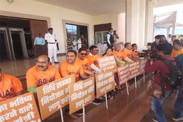 BJP विधायकों का विधानसभा गेट पर प्रदर्शन