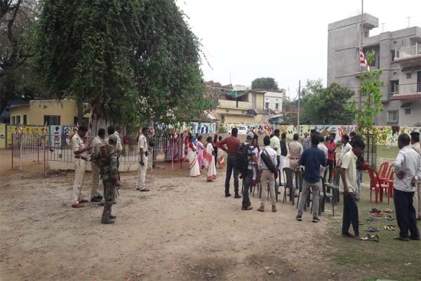 सिरम टोली सरना स्थल का सौंदर्यीकरण करने पहुंची टीम के विरोध में उतरे लोग
