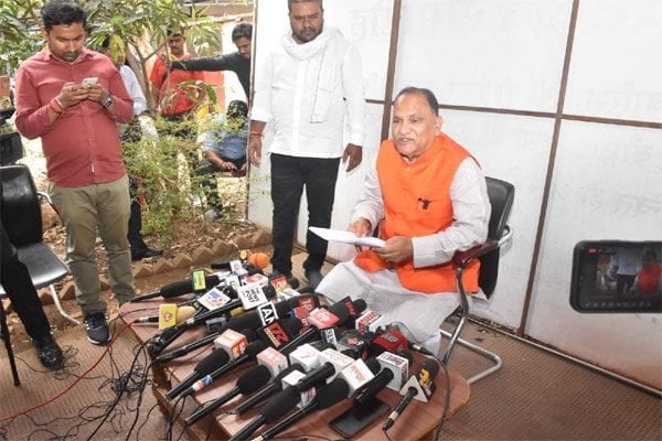 सीपी सिंह ने प्रेस कॉन्फ्रेंस में कहा मझे हनी ट्रैप में फंसाने की कोशिश की जा रही है
