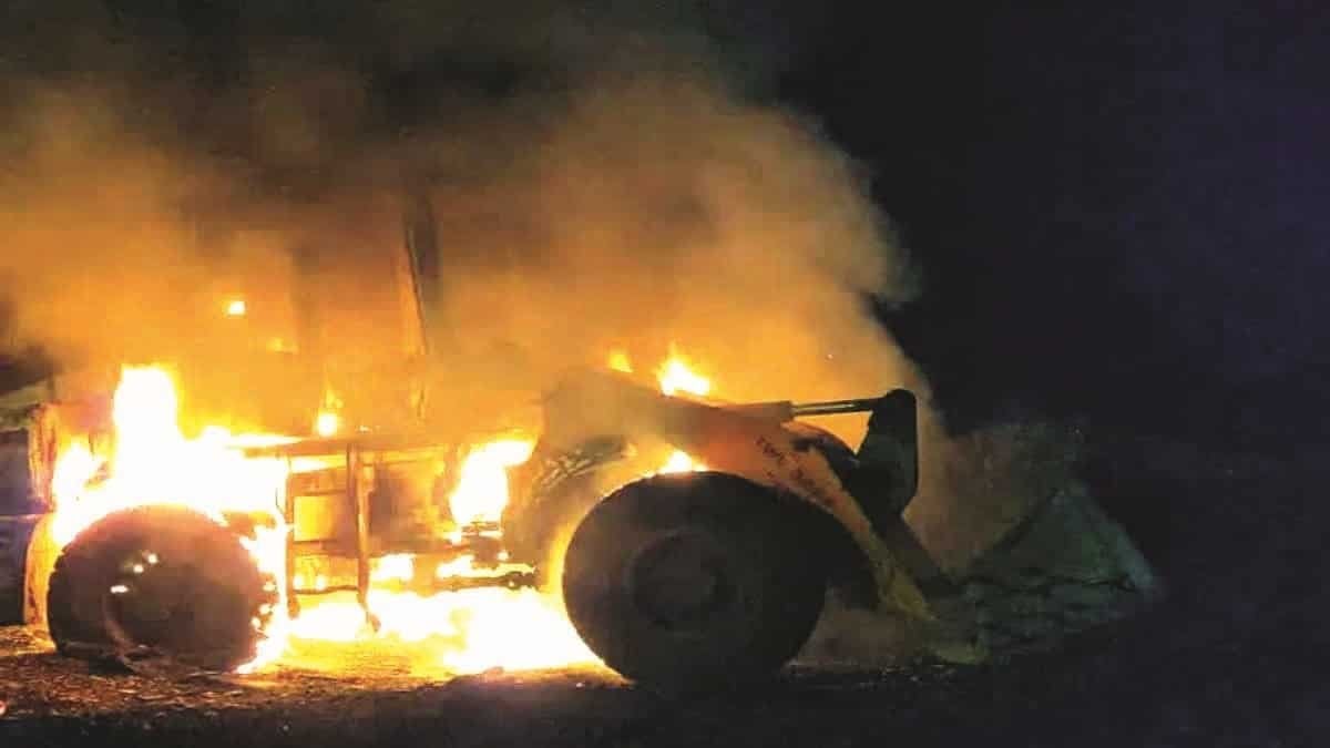 तोरपा में बालूू के अवैध डंपिंग यार्ड में लगायी आग, जेसीबी जलकर खाक