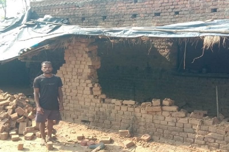 जंगली हाथियों ने नारगाडीह में मकान किया ध्वस्त, दंपती की बची जान