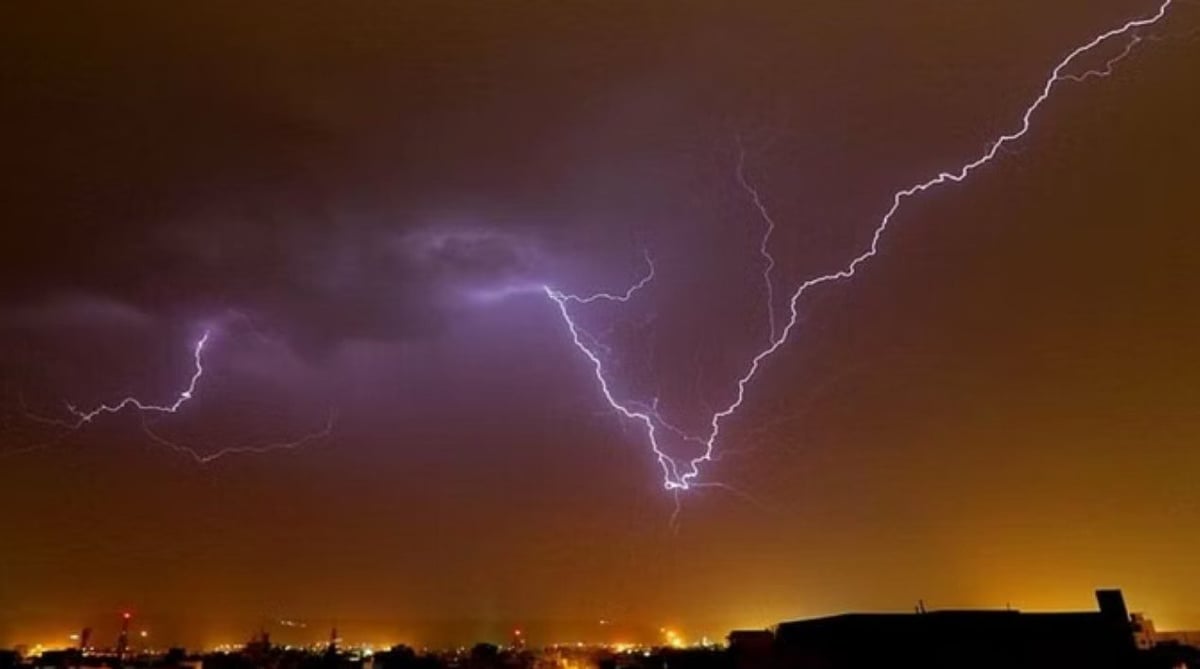 झारखंड में बिजली गिरने से 12 लोगों की मौत