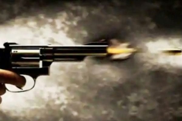 घर में सो रही महिला पर अपराधियों ने चलाई गोली, महिला बाल-बाल बची